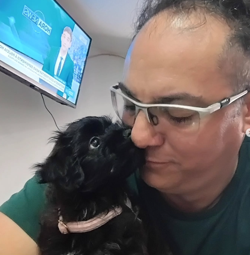 Dr. Sergio Scerny acolhendo um paciente na Clínica Patinhas